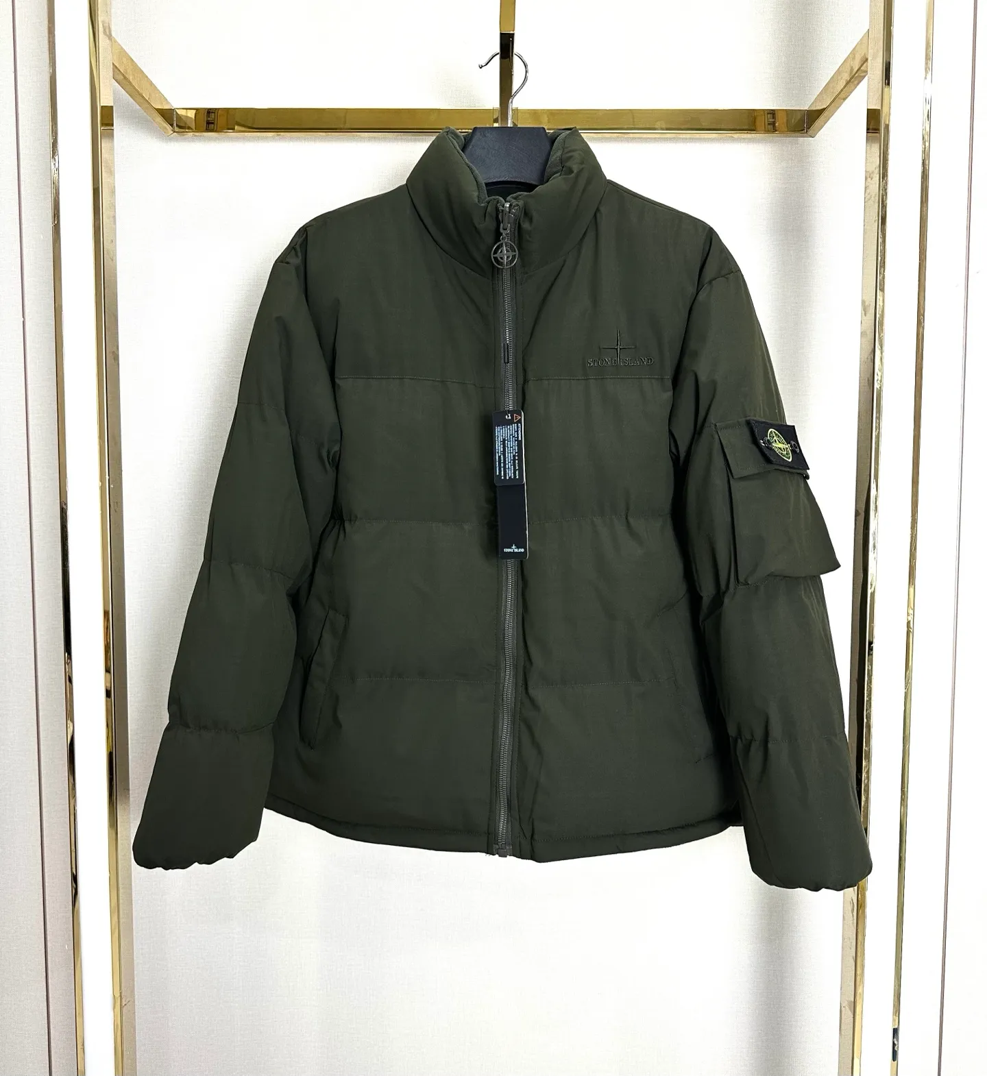 P340 (Front view) Stone Island Double-sided thickened Orly velvet embroidered cotton jacket. Color: black, army green, khaki, navy blue. Double-sided thickened Orly velvet. Thicker than most on the market. The reverse side is made of fine grained Orly velvet, double-sided design! Two clothes for one! Double the warmth! In addition, it has been treated with anti-static treatment, so it does not shed lint or stick to hair! The texture is quite good! Very high quality! Thousands of stitches of embroidery on the chest add a sense of design to the entire dress! The stand-up collar design makes the upper body look more energetic! It fits the neck very well and has better thermal insulation effect! Both the cuffs, hem and lining are all hemmed! Exquisite workmanship! More durable and less likely to deform! Pattern correction! Every detail is in place! The upper body effect is amazing, very firm! And it hides the flesh very well and makes you look slim! You can match it with whatever you want!
